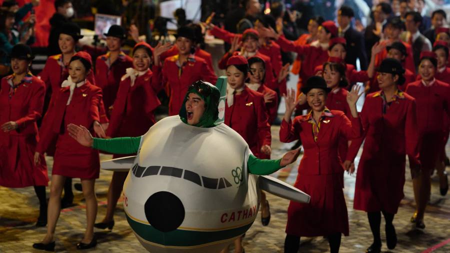 （有片+多圖）花車巡遊隆重登場　國泰率先出發打頭炮