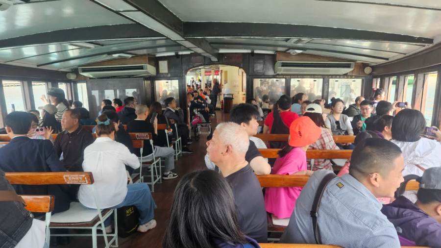 （有片）尖沙咀天星碼頭迫爆！往灣仔大排長龍　有市民等30分鐘仍未登船