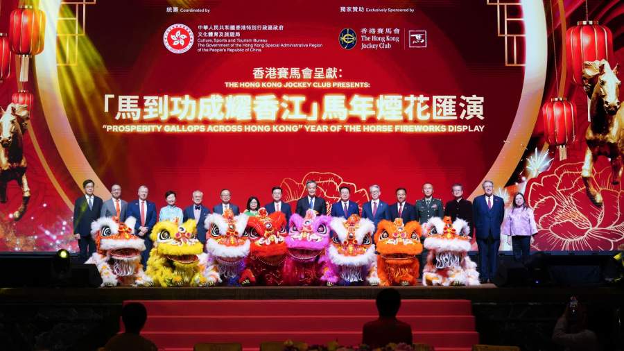 （多圖）馬年煙花激情燃放　李家超：香港會馬不停蹄改革求進