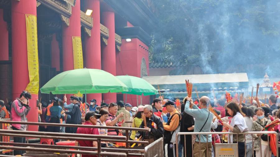 （有片+多圖）初三「赤口」車公廟祈福人龍數百米　記者實測排近半小時成功入場