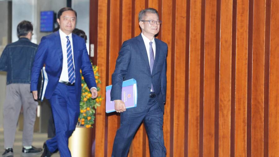 （多圖）新一份財政預算案今發表　多名司局長着紫色衫配合封面