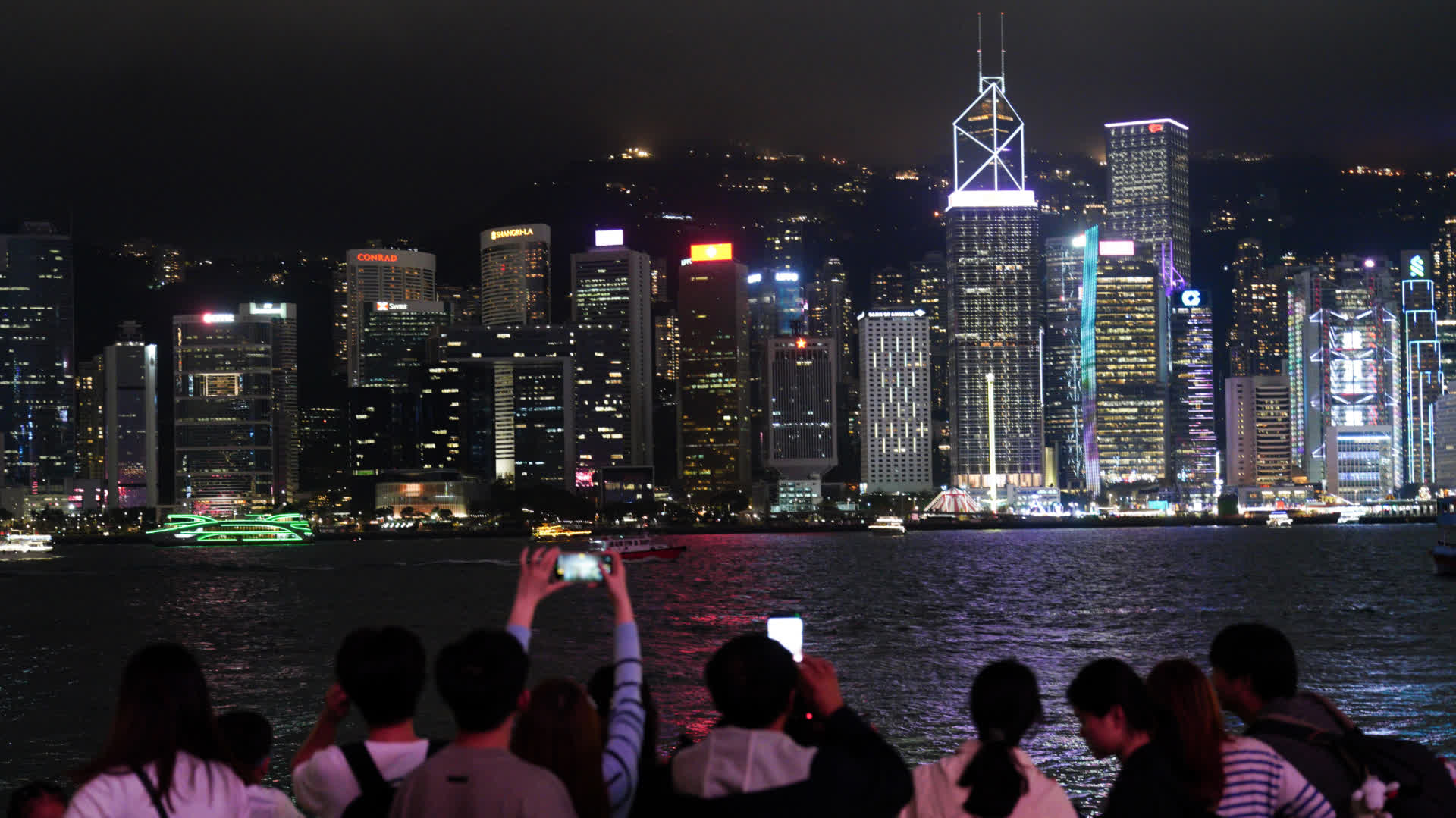 (多圖)幻彩詠香江將被光影巡禮取代 遊客合影記錄美好夜景