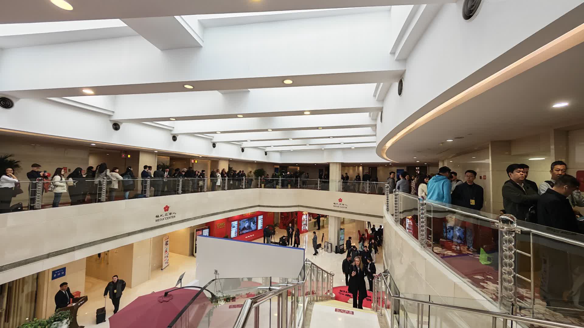 (有片)兩會|外長記者會有多火爆?記者打蛇餅等入場 有人凌晨4點到場等候