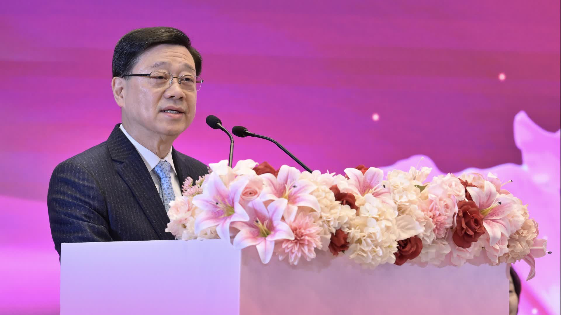 (有片)婦女節酒會今舉行 李家超以絲綢作比讚「女性大於半邊天」