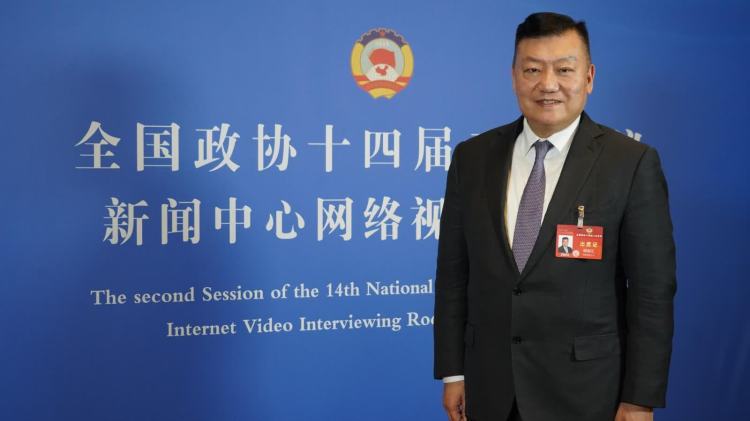 接受多家媒體採訪