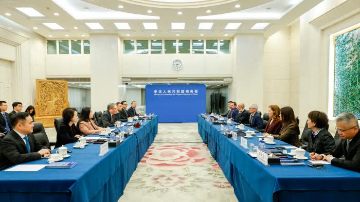 商務部部長王文濤會見蘋果公司首席執行官蒂姆·庫克