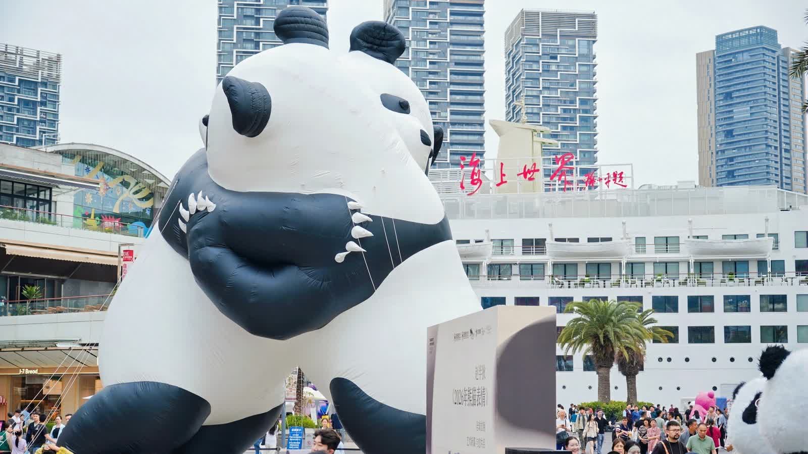 當熊貓擁抱世界:趙半狄新作亮相深圳蛇口