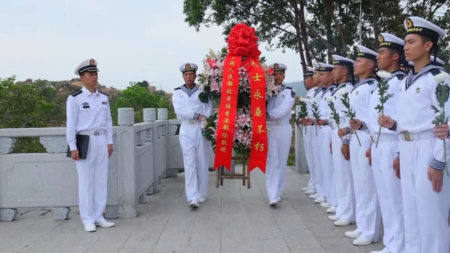 駐港部隊組織官兵代表瞻仰祭掃香港抗日英烈紀念碑