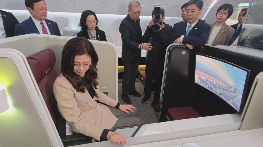 鄭麗文試坐C919　讚大陸經濟活力