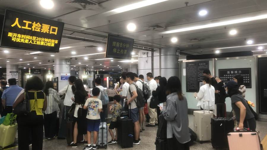 「五一」假期首日車票開售　京港、京廣等多條長途幹線車票緊俏