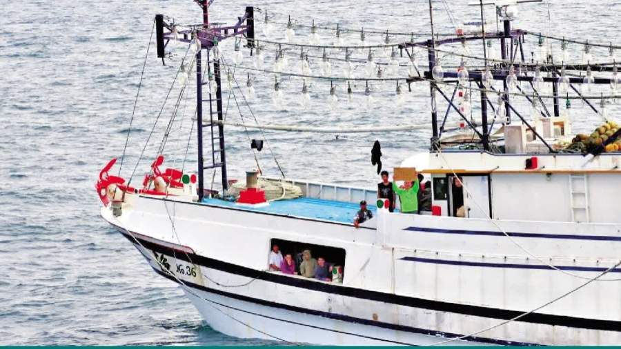 中國海警巡航釣魚島　營救失火台漁船