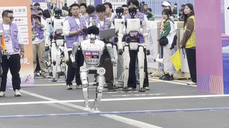 （有片）北京亦莊半馬現人機共跑　百機競速　自主導航與遙控操作同台競技