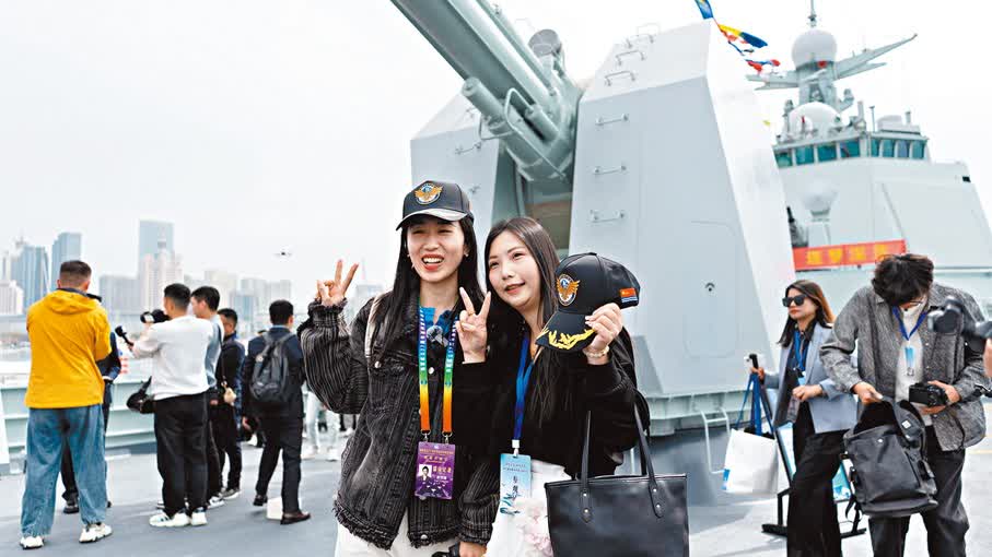 海軍節青島艦艇開放台灣青年登艦感受「兩岸一家親」 - 內地- 大公文匯網