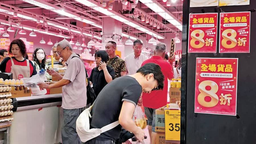 香港超市減價戰白熱化　市民分頭掃貨滿載而歸