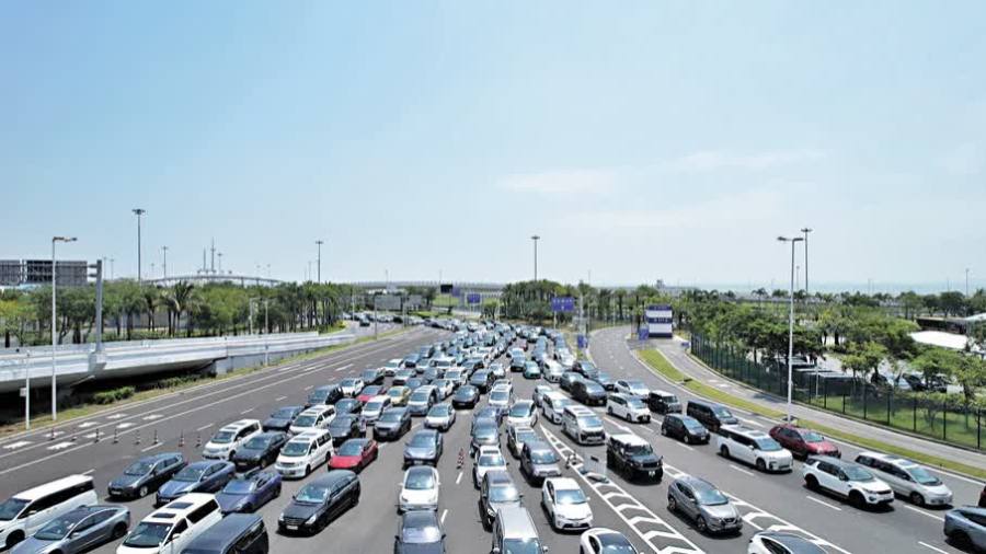 灣區人自駕出遊 北上南下雙向奔赴　港珠澳大橋單日出入車次料2.5萬