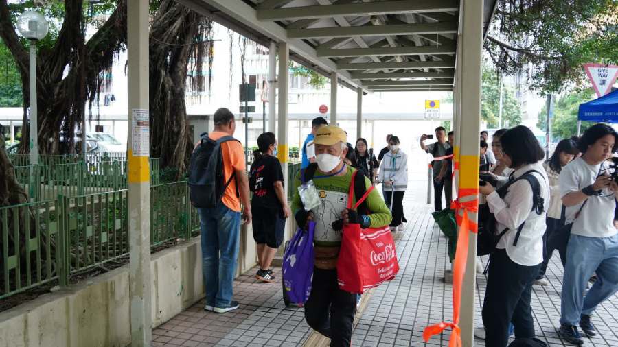 （有片）宏福苑善後｜首輪最後一日上樓執拾　居民攜個人物品陸續離開
