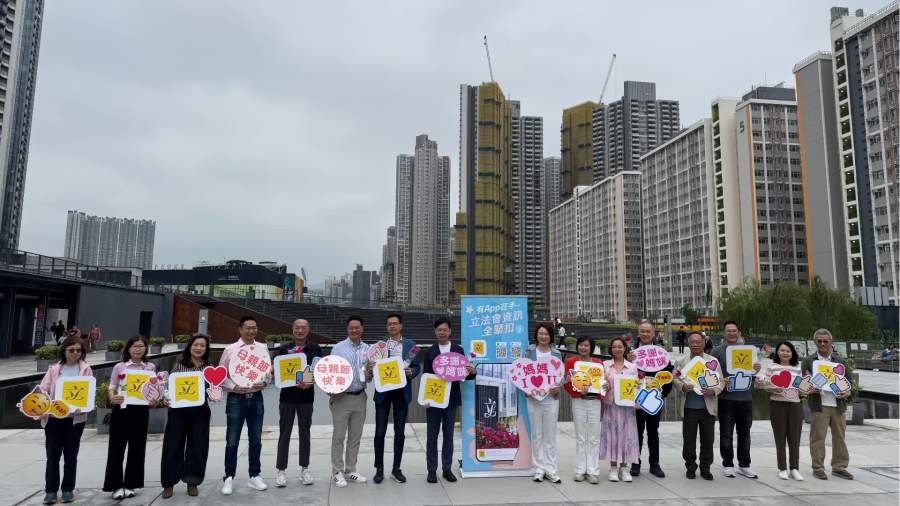 李慧琼聯同多位議員母親節啟德派千枝花　向市民送祝福並介紹立法會工作