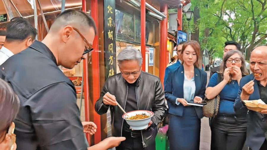 美訪華團沉浸體驗中式生活　黃仁勳喝豆汁吃炸醬麵  特朗普二兒媳穿茶色旗袍出席國宴