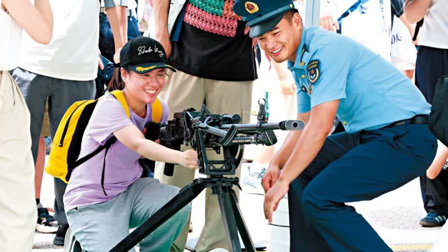 石崗新圍兩營連日開放  市民近距離感受駐港軍威  入軍營感強軍風采