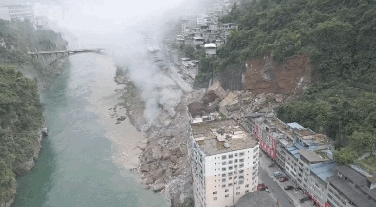 （有片）重慶彭水突發山體崩塌　多棟民房被埋已救出8人