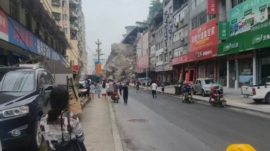 記者直擊｜重慶彭水突發山體崩塌　周圍商戶：第一次見居民樓垮塌