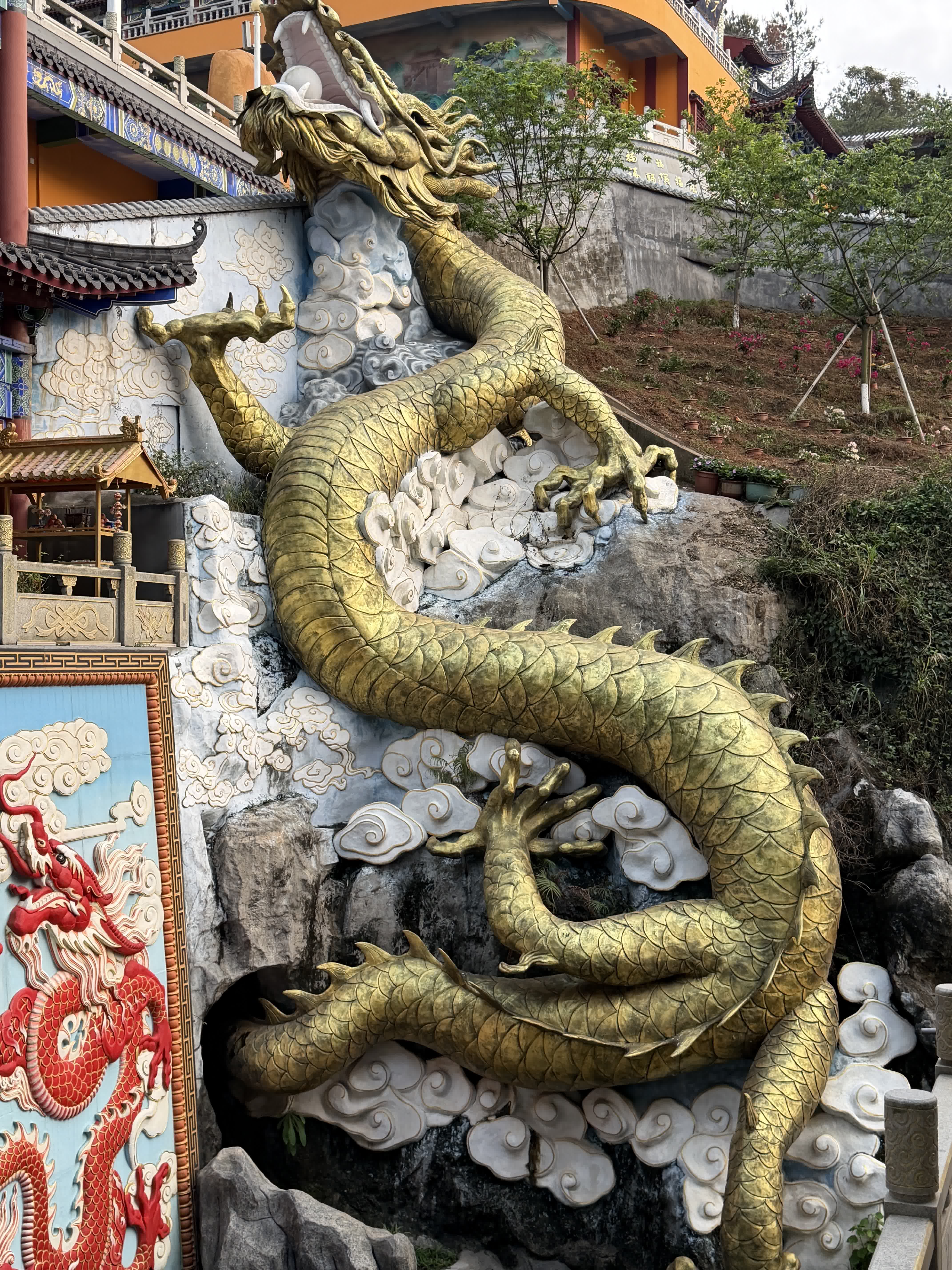 坐落於廣東翁源的東華禪寺，跨越1600年禪光，將龍紋祥瑞與佛門禪意相融。
巨型金龍雕塑盤踞庭院，鱗紋細膩靈動，或盤旋岩壁、或戲水蓮池，氣勢磅礴。雕梁繪彩，層層飛檐古建襯得道場莊嚴瑰麗。
千年古剎將中華龍文化與禪宗底蘊完美交織，踏入此間，可觀祥龍納福，可靜心悟禪，遠離塵世喧囂，尋一處治癒心靈的靜謐福地。