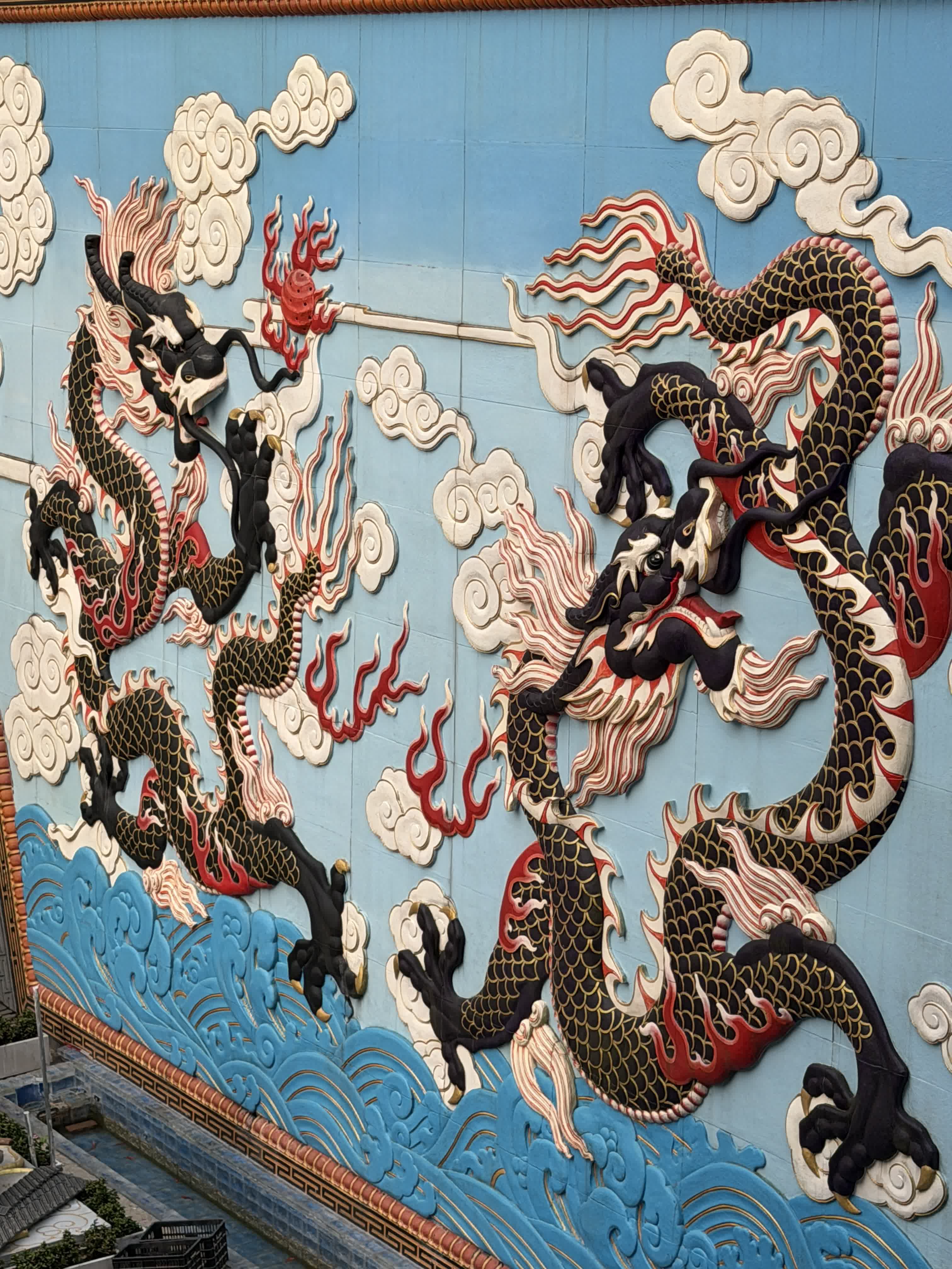 坐落於廣東翁源的東華禪寺，跨越1600年禪光，將龍紋祥瑞與佛門禪意相融。
巨型金龍雕塑盤踞庭院，鱗紋細膩靈動，或盤旋岩壁、或戲水蓮池，氣勢磅礴。雕梁繪彩，層層飛檐古建襯得道場莊嚴瑰麗。
千年古剎將中華龍文化與禪宗底蘊完美交織，踏入此間，可觀祥龍納福，可靜心悟禪，遠離塵世喧囂，尋一處治癒心靈的靜謐福地。