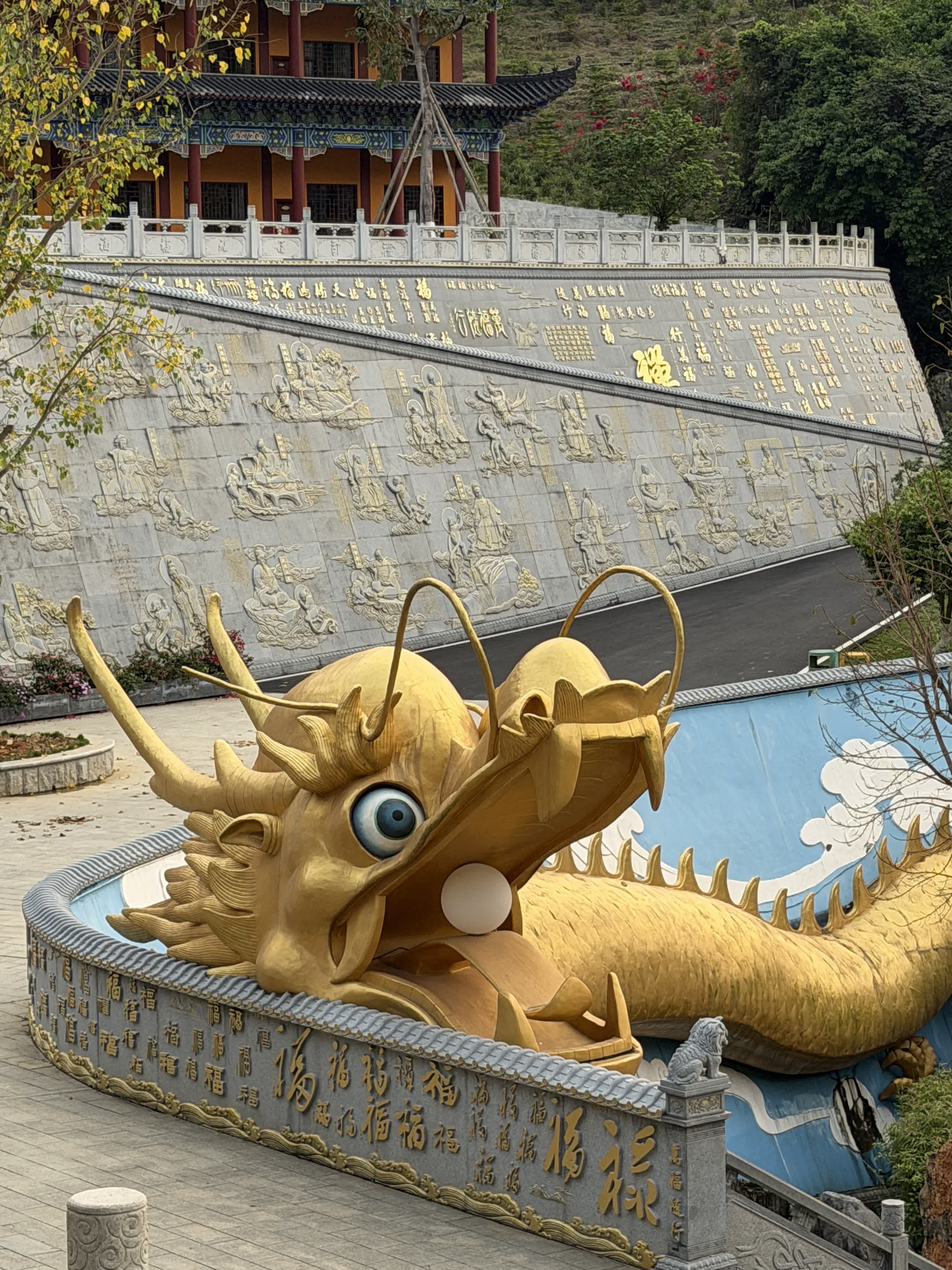坐落於廣東翁源的東華禪寺，跨越1600年禪光，將龍紋祥瑞與佛門禪意相融。
巨型金龍雕塑盤踞庭院，鱗紋細膩靈動，或盤旋岩壁、或戲水蓮池，氣勢磅礴。雕梁繪彩，層層飛檐古建襯得道場莊嚴瑰麗。
千年古剎將中華龍文化與禪宗底蘊完美交織，踏入此間，可觀祥龍納福，可靜心悟禪，遠離塵世喧囂，尋一處治癒心靈的靜謐福地。