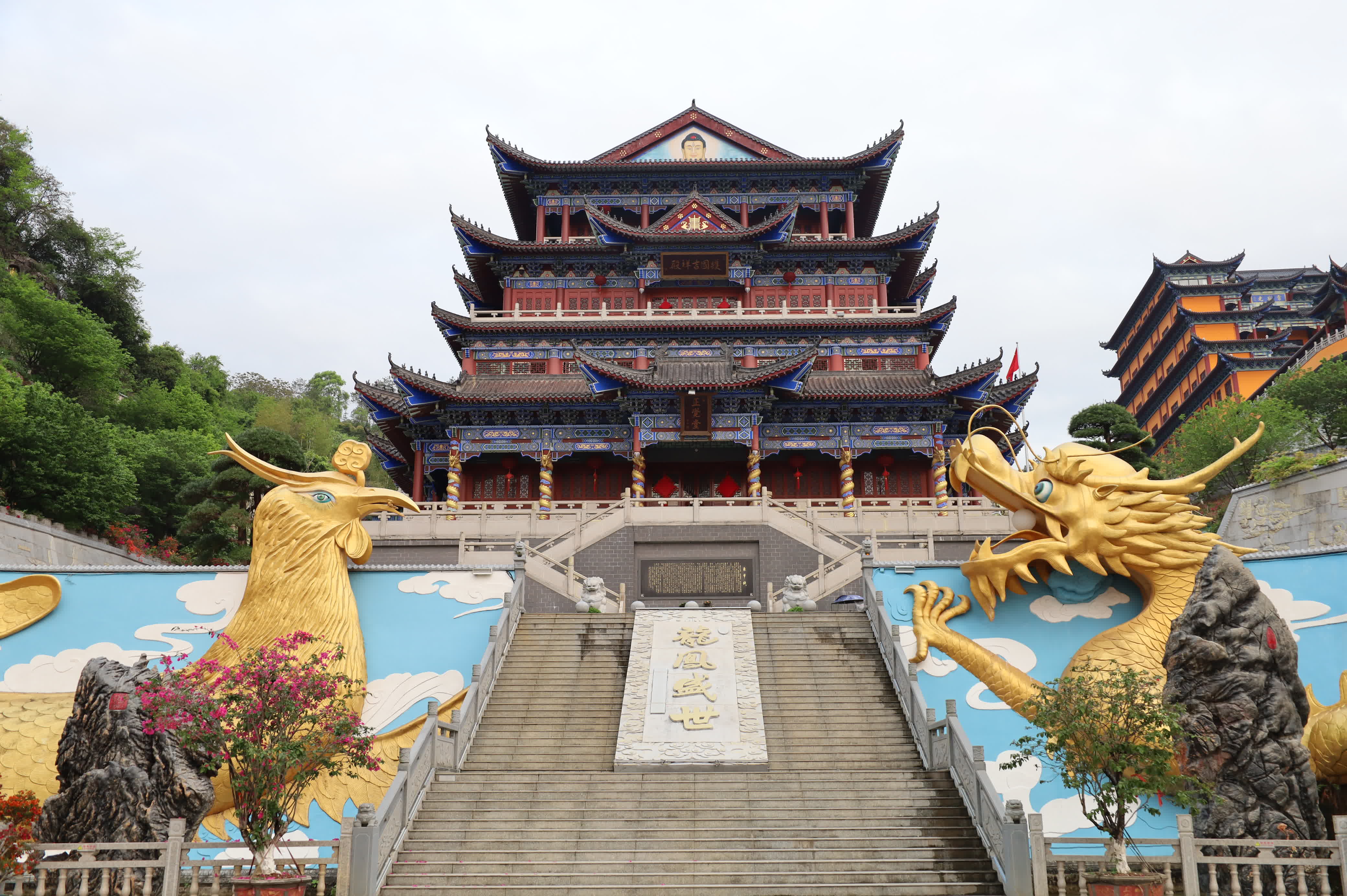 坐落於廣東翁源的東華禪寺，跨越1600年禪光，將龍紋祥瑞與佛門禪意相融。
巨型金龍雕塑盤踞庭院，鱗紋細膩靈動，或盤旋岩壁、或戲水蓮池，氣勢磅礴。雕梁繪彩，層層飛檐古建襯得道場莊嚴瑰麗。
千年古剎將中華龍文化與禪宗底蘊完美交織，踏入此間，可觀祥龍納福，可靜心悟禪，遠離塵世喧囂，尋一處治癒心靈的靜謐福地。