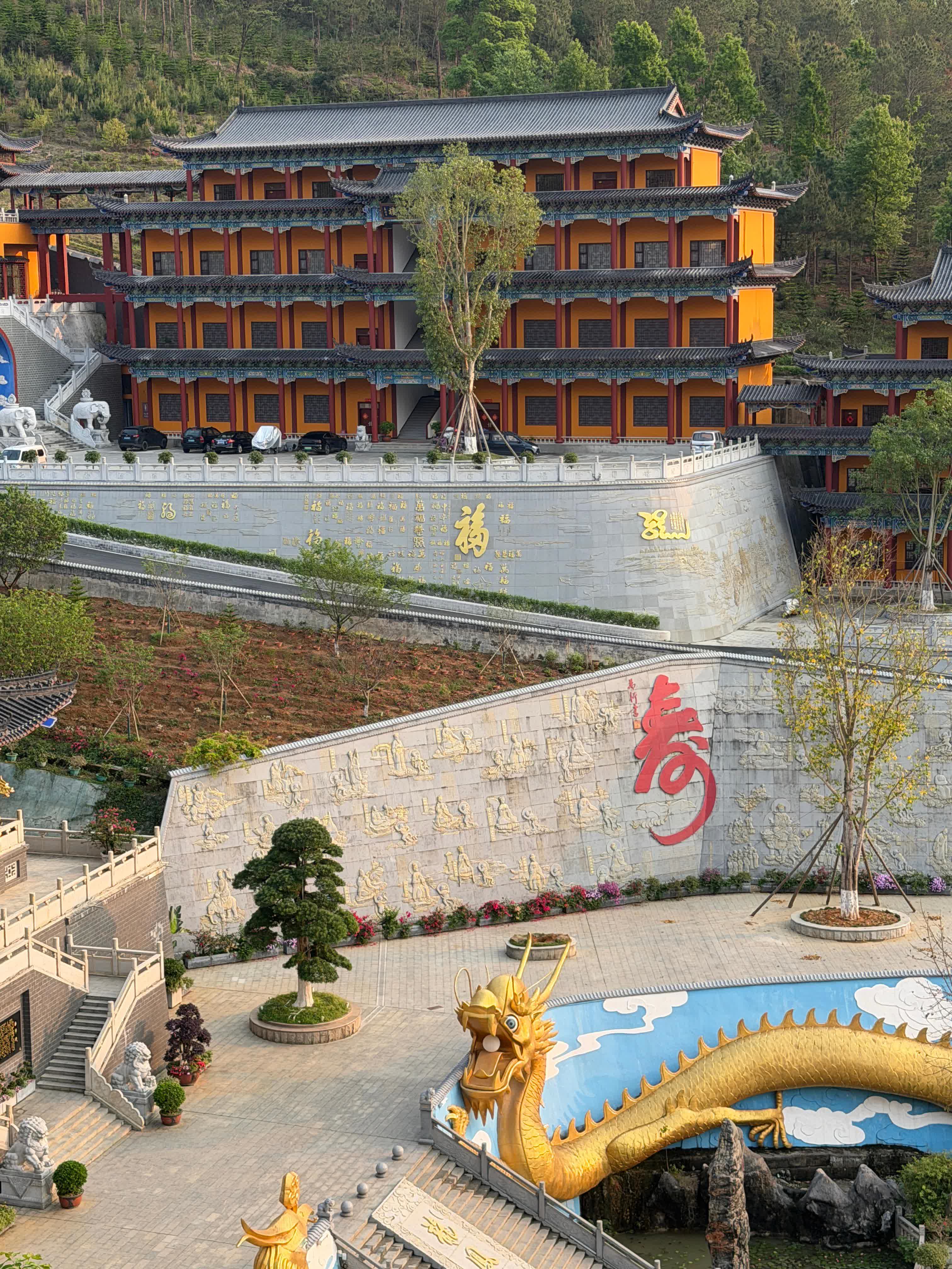 坐落於廣東翁源的東華禪寺，跨越1600年禪光，將龍紋祥瑞與佛門禪意相融。
巨型金龍雕塑盤踞庭院，鱗紋細膩靈動，或盤旋岩壁、或戲水蓮池，氣勢磅礴。雕梁繪彩，層層飛檐古建襯得道場莊嚴瑰麗。
千年古剎將中華龍文化與禪宗底蘊完美交織，踏入此間，可觀祥龍納福，可靜心悟禪，遠離塵世喧囂，尋一處治癒心靈的靜謐福地。