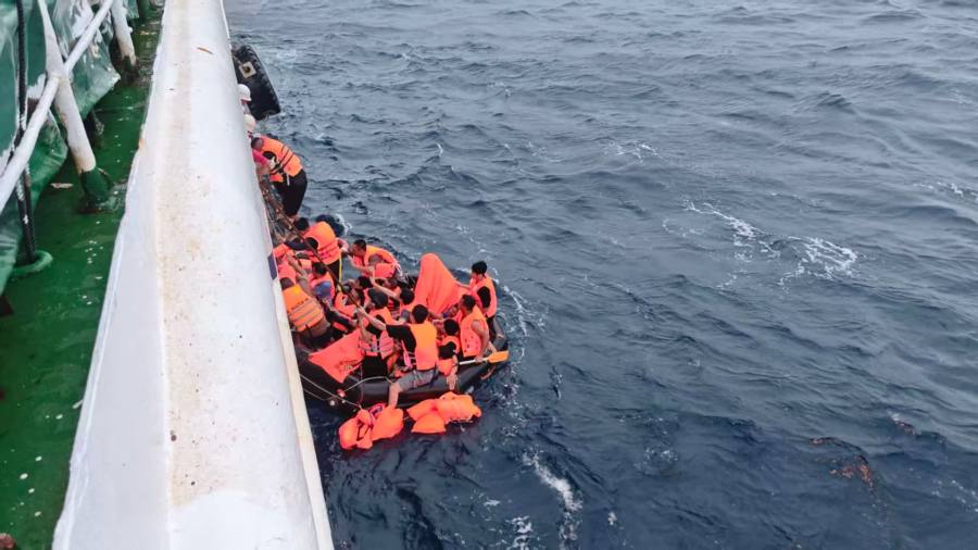 越南籍船舶南海遇險沉沒　中方已救起45人