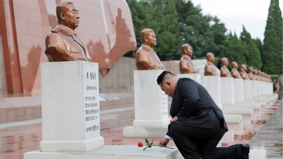 金正恩參謁中國人民志願軍烈士陵園　憑弔毛岸英墓