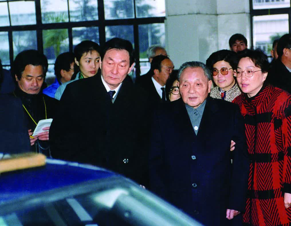 1991年2月6日，鄧小平同志考察上海大眾汽車有限公司，朱鎔基同志陪同。（新華社）