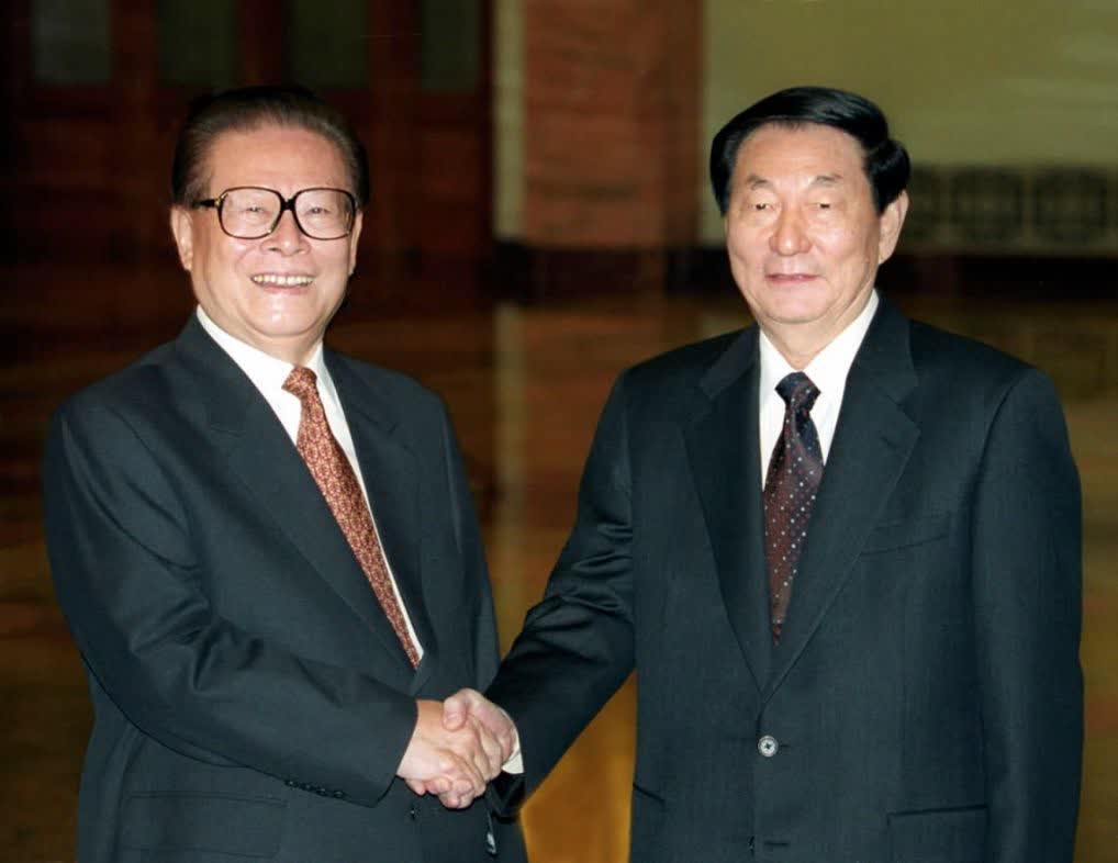 2002年10月22日，江澤民同志和朱鎔基同志在北京人民大會堂合影。（新華社）