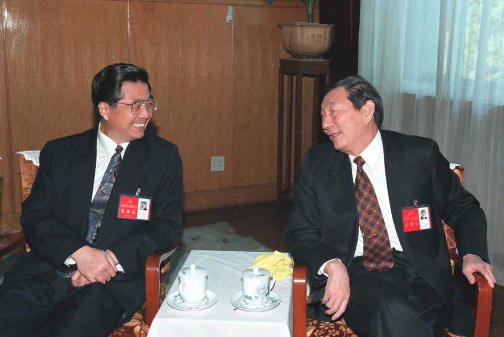 1997年9月18日，胡錦濤同志與朱鎔基同志在北京人民大會堂交談。（新華社）