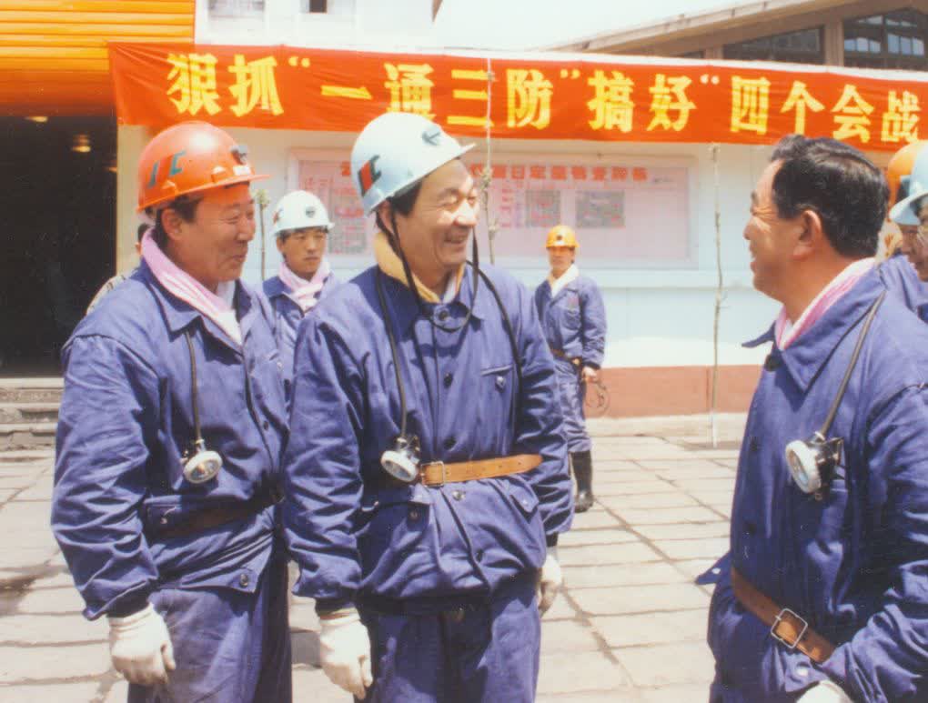 1992年5月21日，朱鎔基同志在山西省大同市考察雲岡煤礦。（新華社）