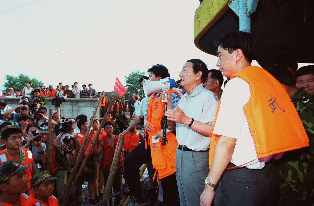 1998年8月9日，朱鎔基同志在江西省九江市防洪牆堵口現場指揮抗洪搶險工作。（新華社）
