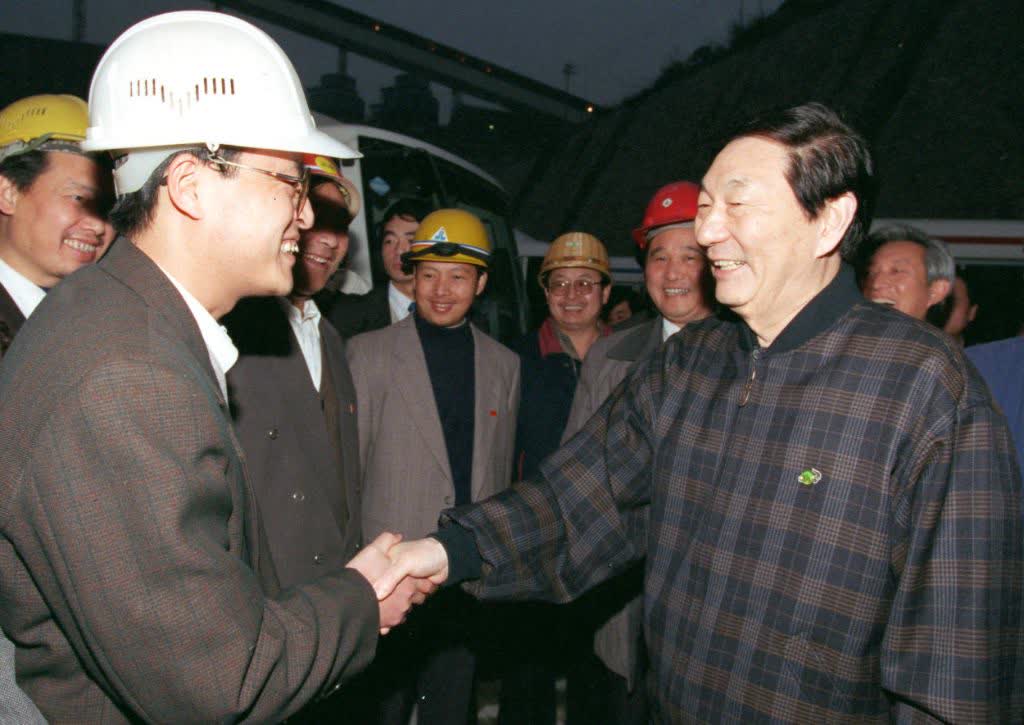 1998年12月29日，朱鎔基同志在三峽工程施工現場與技術人員親切握手。（新華社）