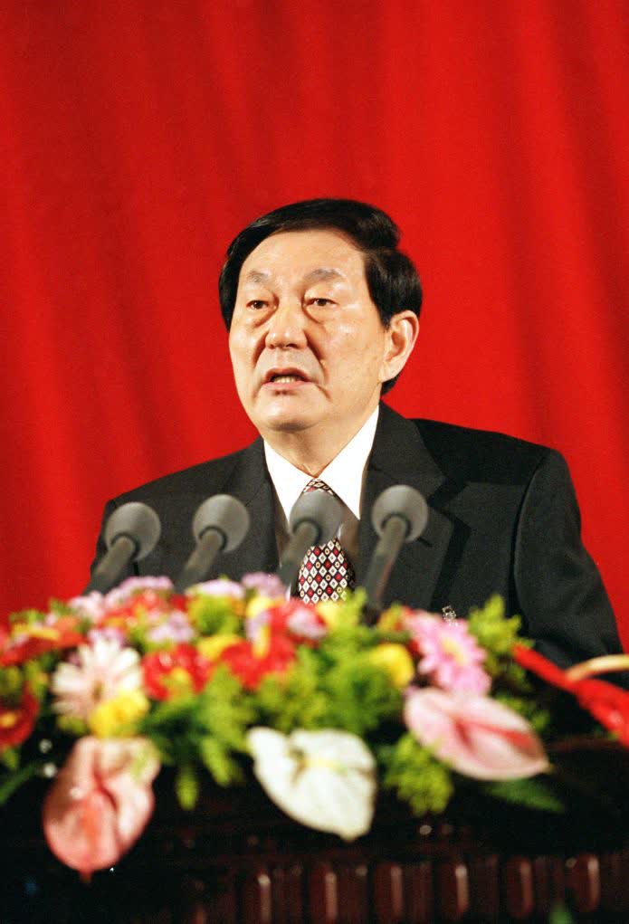 1999年3月5日，朱鎔基同志在第九屆全國人民代表大會第二次會議上作政府工作報告。（新華社）