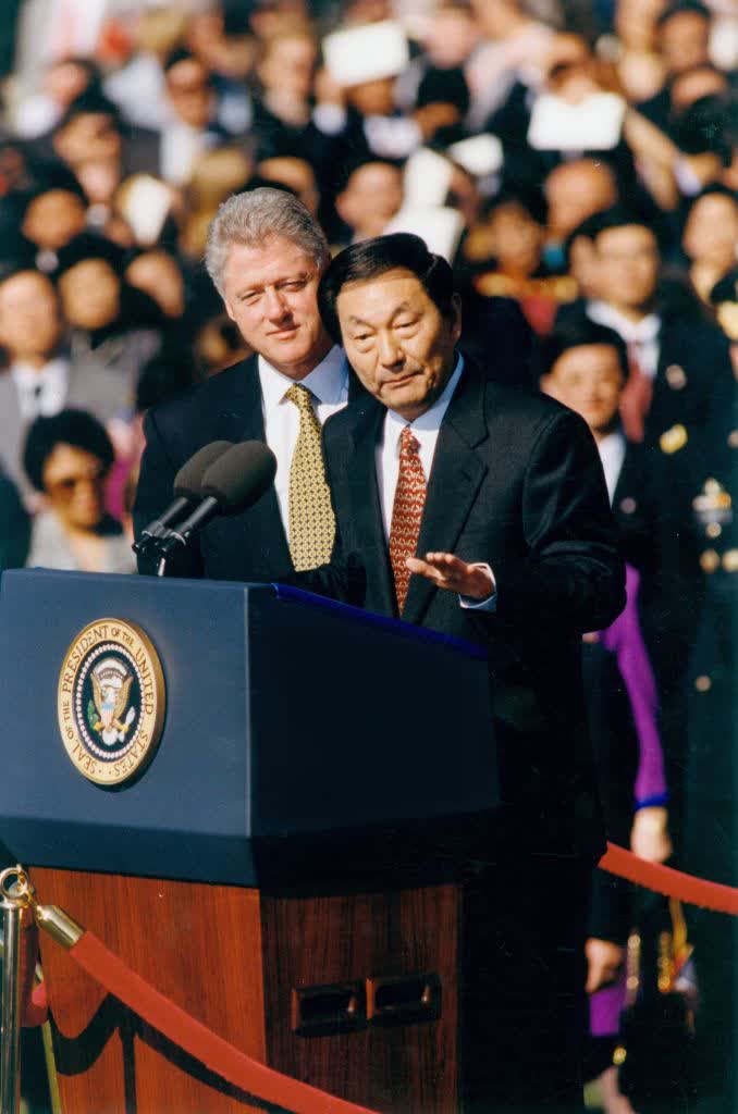 1999年4月8日，朱鎔基同志訪問美國期間出席美國總統克林頓在華盛頓舉行的歡迎儀式並發表講話。（新華社）