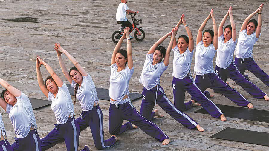 Social media fuels Chinese yoga wear boom