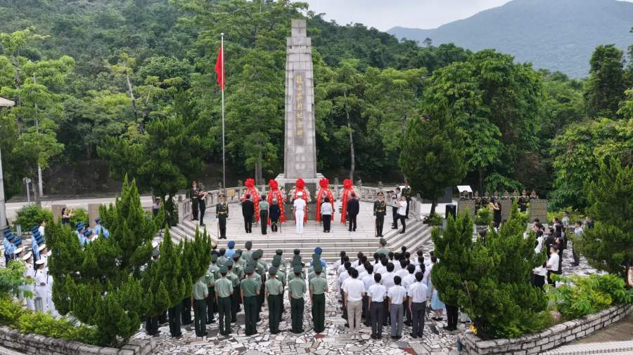 駐港部隊與各界代表瞻仰斬竹灣抗日英烈紀念碑　深切緬懷革命先烈