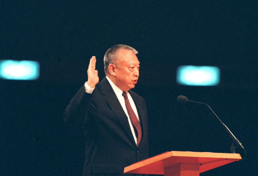 1997年7月1日，董建華先生在香港會展中心宣誓就職香港特別行政區首任行政長官。（新華社）
