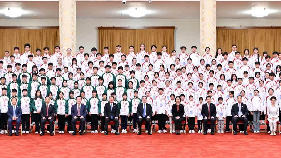 丁薛祥接見「向國旗敬禮」港澳青少年升旗隊代表訪京團