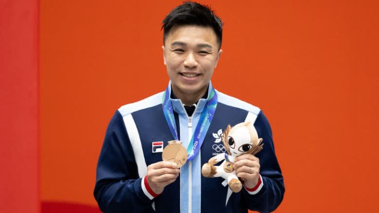 教大運動員學生趙顯臻勇奪亞運賽艇金牌