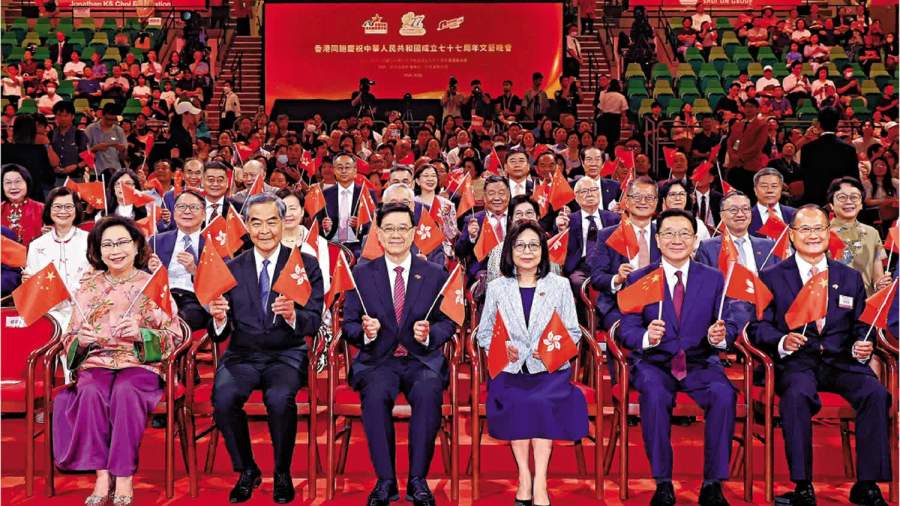 國慶文藝晚會｜李家超梁振英周霽主禮並致辭：五年規劃對接國家戰略　市民發展機遇更多