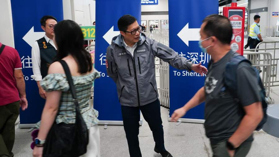 （有片）新皇崗口岸｜鄧炳強化身「接待員」　與過境旅客熱情互動興奮難掩
