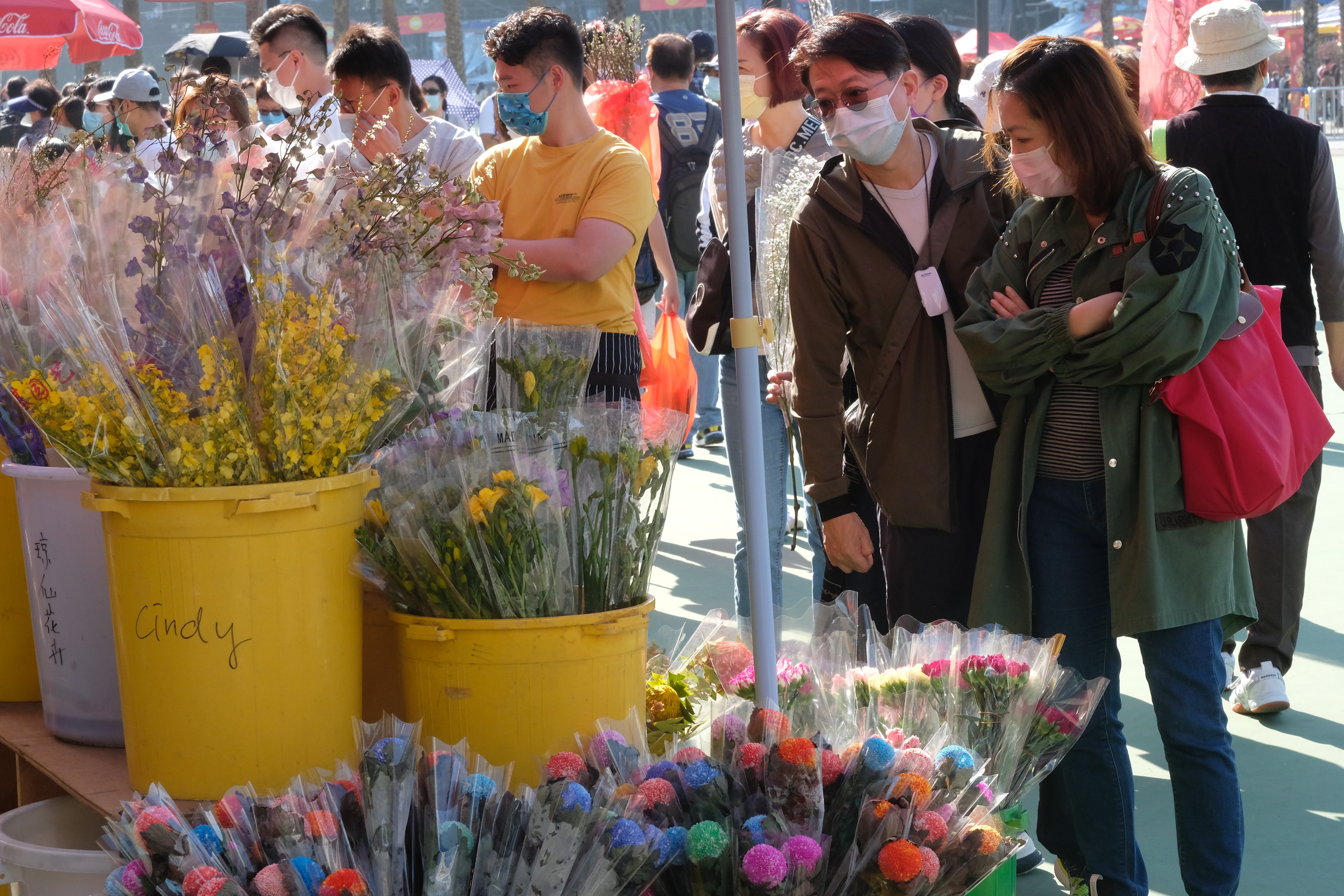 全港15個年宵花市今日（6日）開鑼，將持續至下周四的大年三十。花市出入口設紅、黃、綠燈人流管制系統。每名進內人士須進行體溫檢測，現場設有紅外線傳感器以計算場內人數。圖為維多利亞公園花市，市民井然採購年花。（大公文匯全媒體記者麥鈞傑攝）
