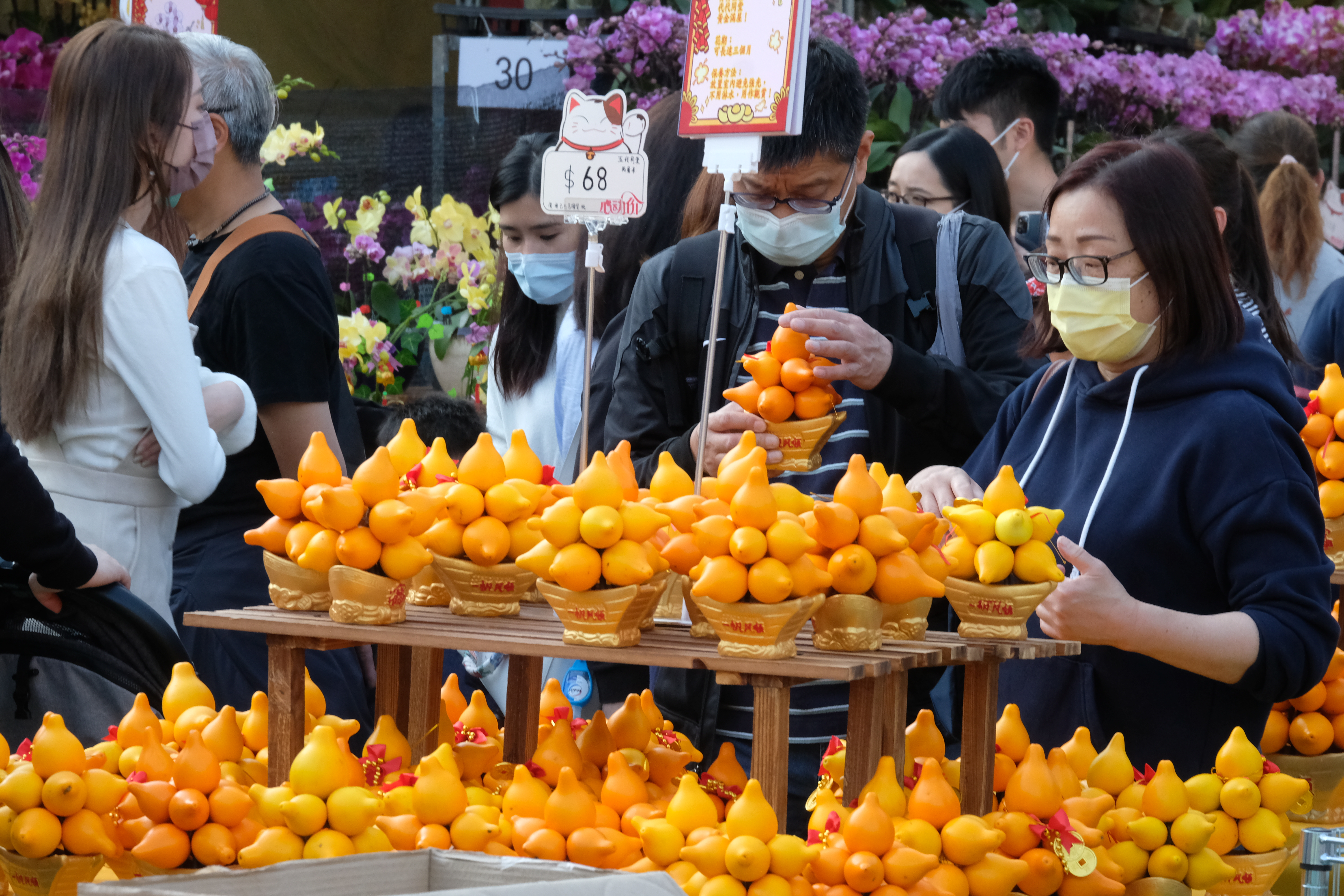 全港15個年宵花市今日（6日）開鑼，將持續至下周四的大年三十。花市出入口設紅、黃、綠燈人流管制系統。每名進內人士須進行體溫檢測，現場設有紅外線傳感器以計算場內人數。圖為維多利亞公園花市，市民井然採購年花。（大公文匯全媒體記者麥鈞傑攝）