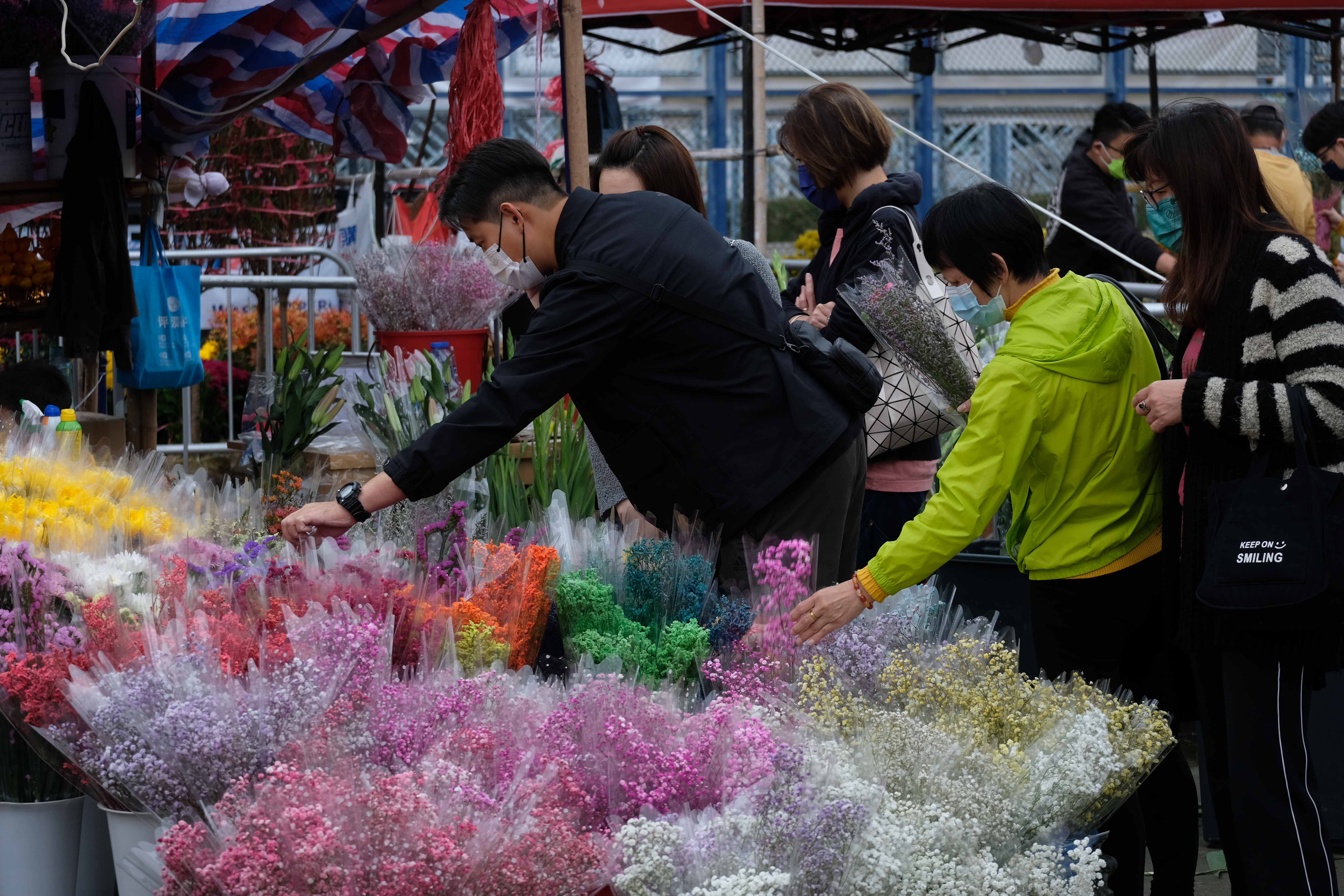 牛年年宵花市6日開鑼，在全港15個地點舉行。新冠肺炎疫情下，人潮雖不及往年，但今日（9日）仍有不少市民到花市閒逛，開心揀選桃花、蘭花、年桔等好意頭的植物，為家居添彩。（點新聞記者麥鈞傑攝）